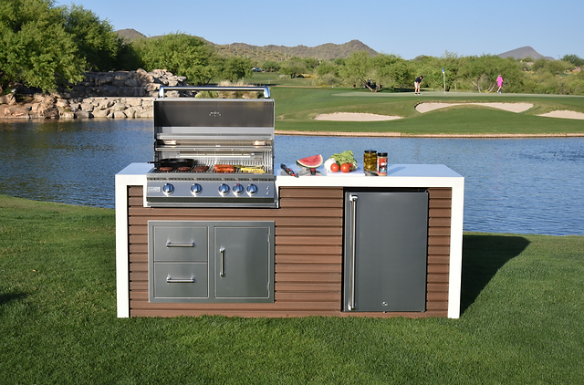Professional Shiplap Outdoor Kitchen with 32” 4-Burner Grill and Waterfall Edge